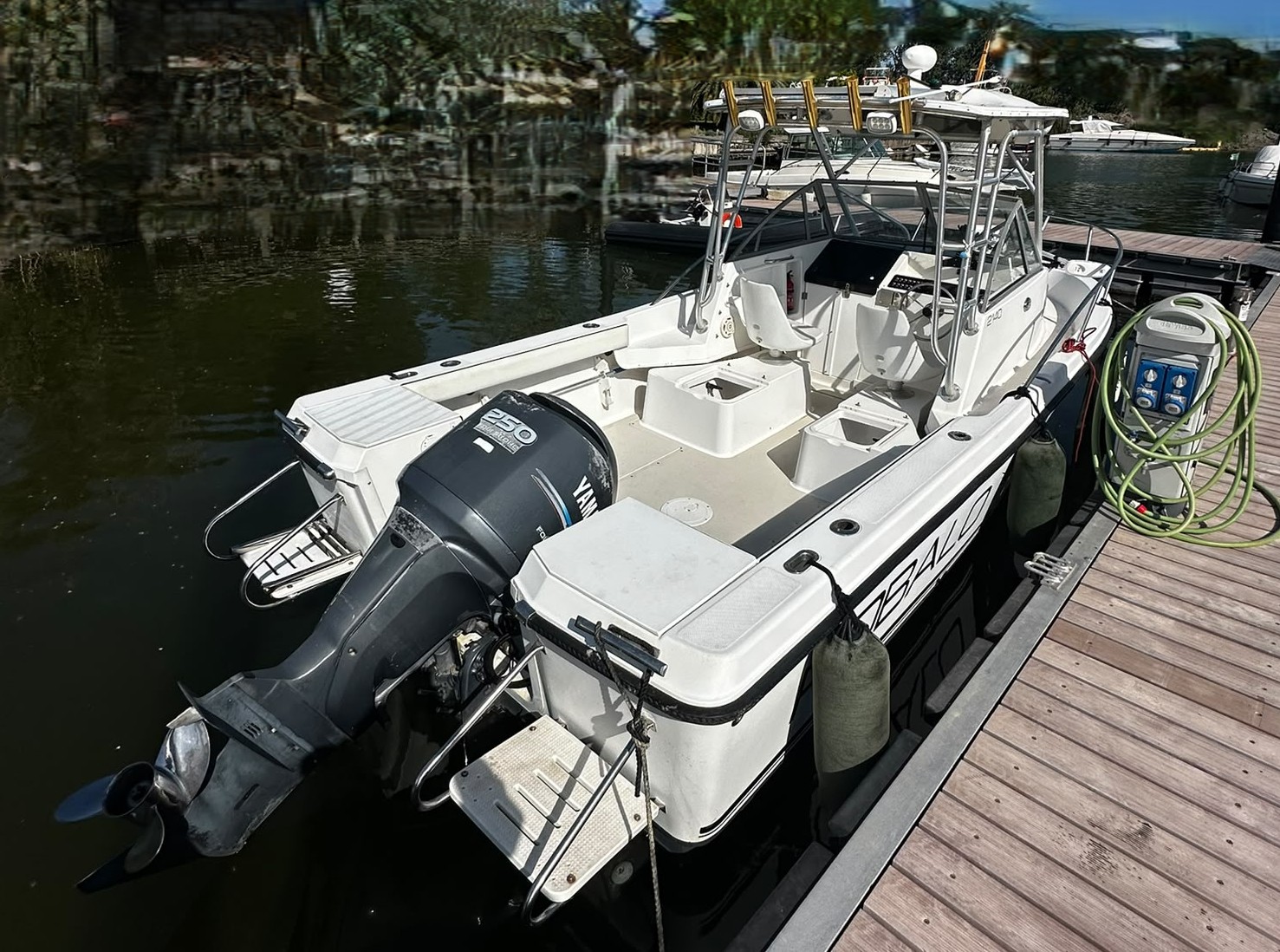ROBALO 21.40 WA + 250 HP YAMAHA<br><a href=dettaglio.aspx?Id=157 >VAI ALLA SCHEDA</a>